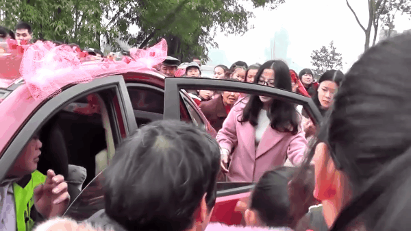 su that phia sau doan video co dau bi chu re loi khoi xe hoa mot cach tho bao ngay trong dam cuoi