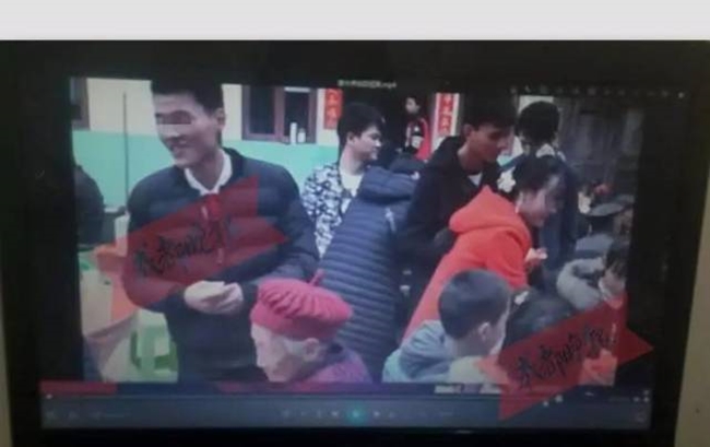 su that phia sau doan video co dau bi chu re loi khoi xe hoa mot cach tho bao ngay trong dam cuoi