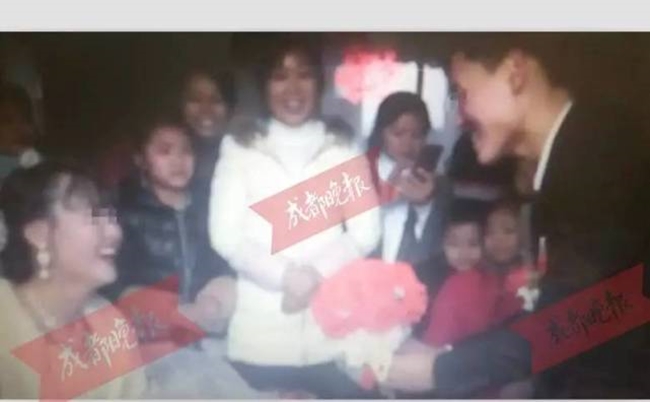 su that phia sau doan video co dau bi chu re loi khoi xe hoa mot cach tho bao ngay trong dam cuoi