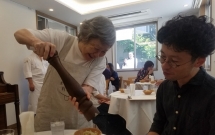 rat nhieu nguoi thac mac vi sao nha hang nay thuong xuyen mang nham thuc an nhung luc nao cung nuom nuop khach