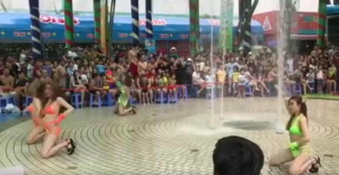 cong vien nuoc dam sen bi phat 45 trieu dong vi de vu cong mua bikini truoc mat tre em