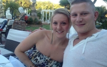 nguoi dan ong trong doan video tinh tu thai qua tren may bay da co vo dang mang bau 6 thang o nha