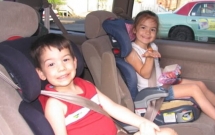 me mat con 3 tuoi trong tai nan xe tham khoc vi thieu kien thuc su dung ghe an toan tren o to cho con