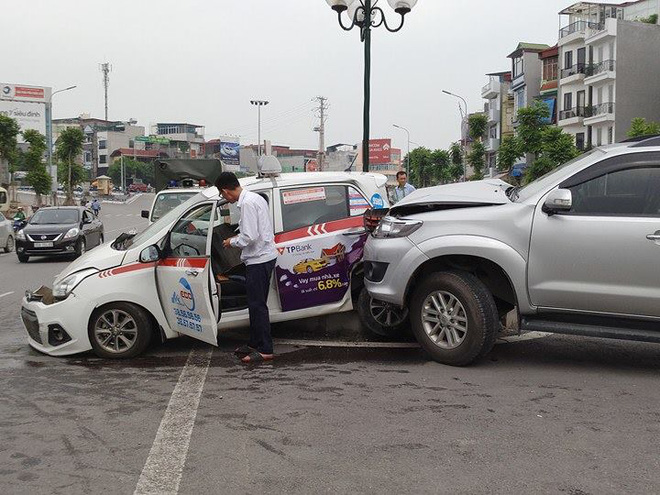 o to fortuner gay tai nan lien hoan o ha noi 2 phu nu va 1 be trai bi thuong nang