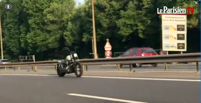 cau chuyen dang sau chiec mo to ma khong nguoi lai chay tren duong cao toc paris