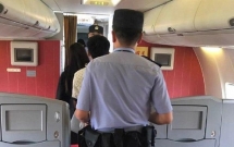 nghich ngom qua da tren may bay nu hanh khach phai doi mat voi khoan boi thuong len toi 350 trieu