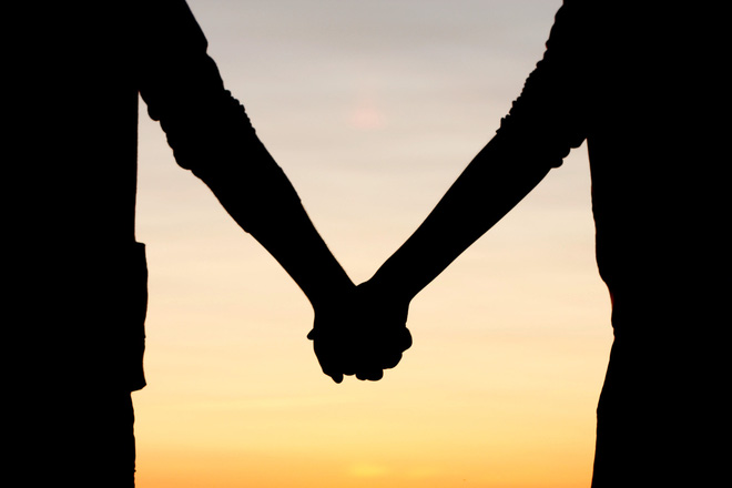 Vợ chồng, cử chỉ: Một cái nắm tay, một cái hôn nhẹ, một cái ôm đầy tình cảm - tất cả đều là những hành động đơn giản nhưng đầy ý nghĩa giữa những đôi vợ chồng. Bạn sẽ nhìn thấy được đằng sau những cử chỉ ít ỏi là tình yêu sâu đậm và trọn vẹn.