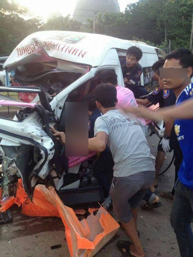thai lan xe khach 16 cho dam vao xe ban tai lam 4 nguoi thiet mang trong do co mot phu nu nguoi viet