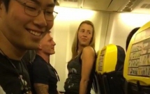 su that gay soc khong kem ve nguoi phu nu toc vang trong doan video tinh tu thai qua tren may bay