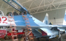 tiem kich huan luyen su 27ub su tro lai tuyet voi trong mau son moi nho nha may 275 nga