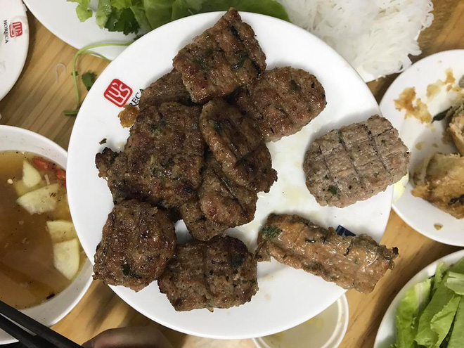 khach thac mac mieng cha bam trang nhon nhan vien quan bun cha noi tieng ha noi tra loi do tha vao nuoc cham nen bi bot