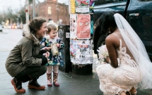 gap co dau chup hinh cuoi giua duong be gai khang khang bao day khong phai co dau ma la