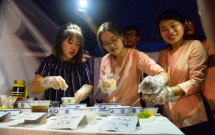 nhieu gian hang ban do an duoi anh sang dien thoai tai lien hoan am thuc ha noi