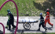 thi the nan nhan vu chay duoc dua ra khoi toa thap o london so nguoi chet tang len 30 nguoi