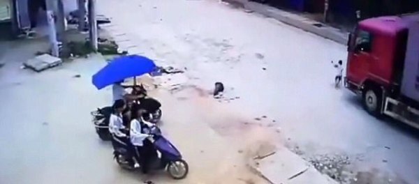 be trai thoat chet duoi gam xe tai nho ung bien thong minh