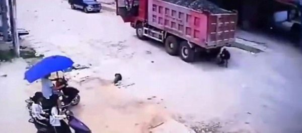 be trai thoat chet duoi gam xe tai nho ung bien thong minh