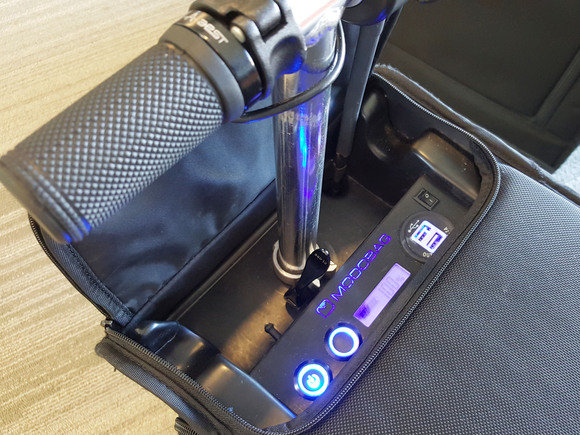 ra san bay ma co chiec vali than thanh nay de vi vu thi con gi sung suong hon