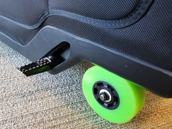 ra san bay ma co chiec vali than thanh nay de vi vu thi con gi sung suong hon