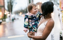 khoanh khac dang yeu cua be gai khi nghi co dau chinh la cong chua trong cuon truyen cua minh