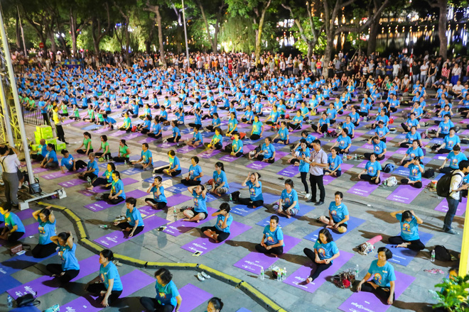 ha noi hon 1000 nguoi tham gia trinh dien man yoga doc dao tren pho di bo ho guom