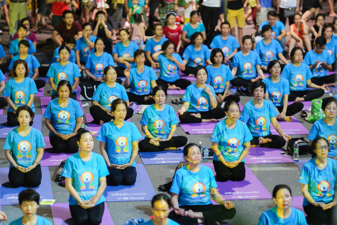 ha noi hon 1000 nguoi tham gia trinh dien man yoga doc dao tren pho di bo ho guom