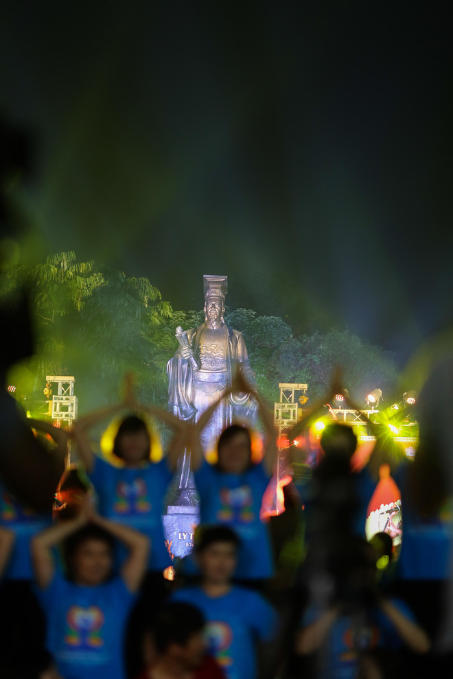 ha noi hon 1000 nguoi tham gia trinh dien man yoga doc dao tren pho di bo ho guom