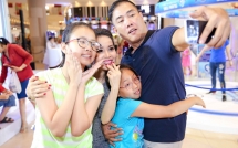 hinh anh hanh phuc cua cam ly ben chong va 2 co con gai