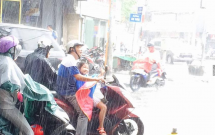 Bức ảnh ấm lòng trong Ngày của Cha: Bố ướt sũng nhường áo mưa, miễn là con đừng ốm nhé!