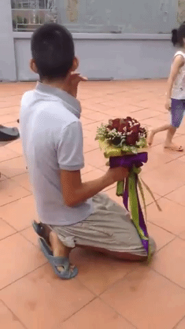 clip chang trai mang bo hoa sang to tinh nhung phai chay mat dep vi bi ban gai cam gay duoi ve