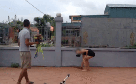 clip chang trai mang bo hoa sang to tinh nhung phai chay mat dep vi bi ban gai cam gay duoi ve