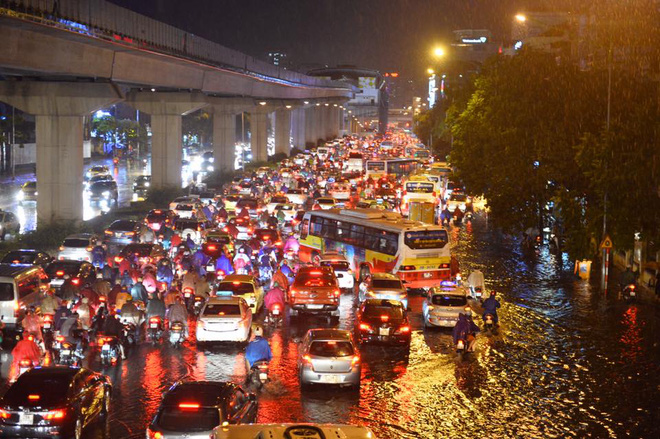 mua lon trut xuong vao gio tan tam o to xep hang dai tren duong pho ha noi