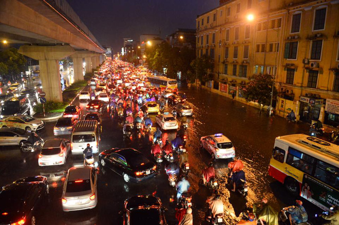mua lon trut xuong vao gio tan tam o to xep hang dai tren duong pho ha noi