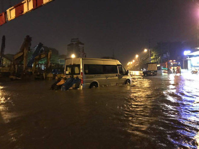 mua lon trut xuong vao gio tan tam o to xep hang dai tren duong pho ha noi