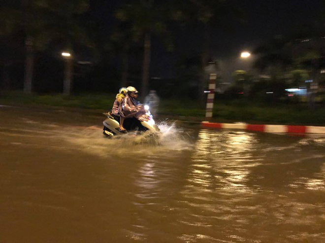 mua lon trut xuong vao gio tan tam o to xep hang dai tren duong pho ha noi