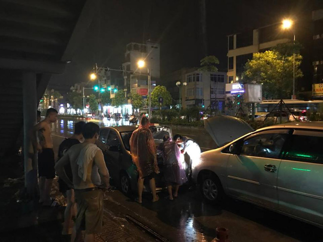 mua lon trut xuong vao gio tan tam o to xep hang dai tren duong pho ha noi