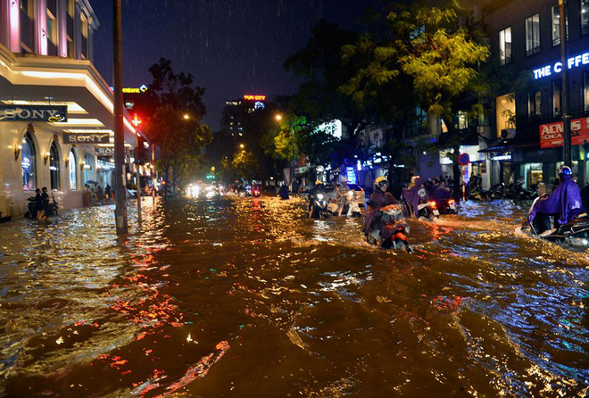 mua lon trut xuong vao gio tan tam o to xep hang dai tren duong pho ha noi