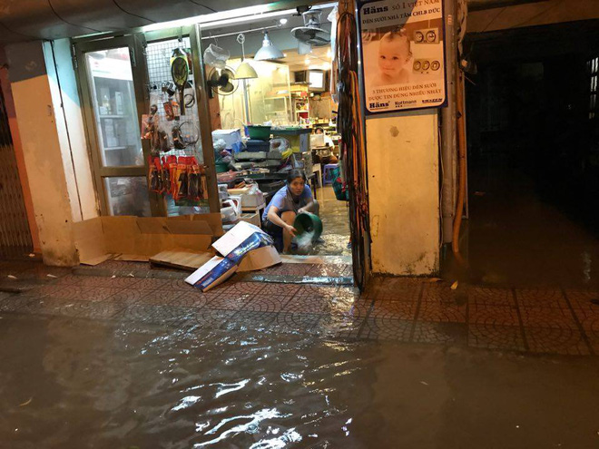 mua lon trut xuong vao gio tan tam o to xep hang dai tren duong pho ha noi