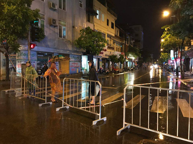 mua lon trut xuong vao gio tan tam o to xep hang dai tren duong pho ha noi