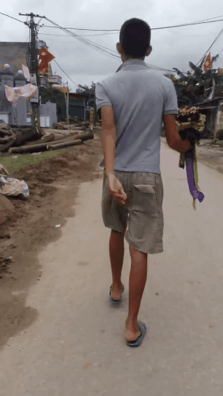 cam hoa di to tinh nam thanh nien bi ban gai cam gay duoi danh