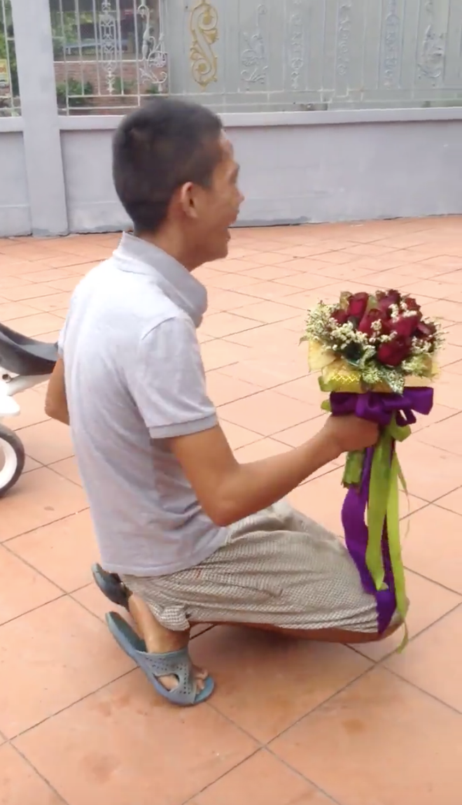 cam hoa di to tinh nam thanh nien bi ban gai cam gay duoi danh