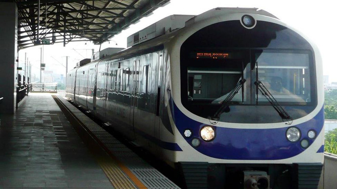 video co gai tre nhay xuong duong ray cho tau can qua nguoi khien du luan thai lan bang hoang