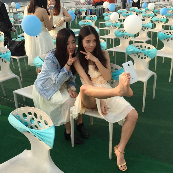 cuoi khong nhat duoc mom khi xem qua trinh san sinh ra cac buc anh ngan like tren mang xa hoi
