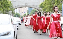 dan trai dep gai xinh xuat hien long lay tren xe sang trong buoi le tot nghiep truong hang khong