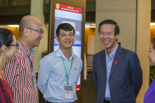 bao chi phai vuot qua chuyen thuong tinh