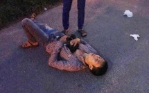 ha noi lai xe ben tong thang vao 2 ten cuop dang dung hung khi de doa doi vo chong