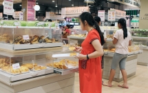 clip vo tu boc banh nem banh bang tay trong sieu thi chuyen buon ve y thuc mua hang cua nguoi viet