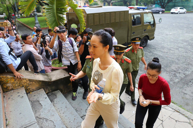 ket thuc phien xet xu buoi sang thuy dung khai da xem duoc hop dong tinh ai giua hoa hau phuong nga va cao toan my