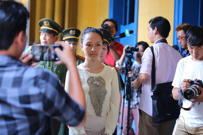 ket thuc phien xet xu buoi sang thuy dung khai da xem duoc hop dong tinh ai giua hoa hau phuong nga va cao toan my