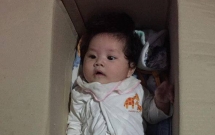 ha noi be gai khau khinh bi bo roi trong thung giay truoc cua nha dan