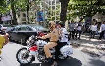 CSGT Đà Nẵng dùng xe đặc chủng chở thí sinh về nhà sau buổi thi Ngữ văn